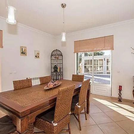 Marcos Mendes Sleeps 12 With Pool And Air Con 博利凯梅