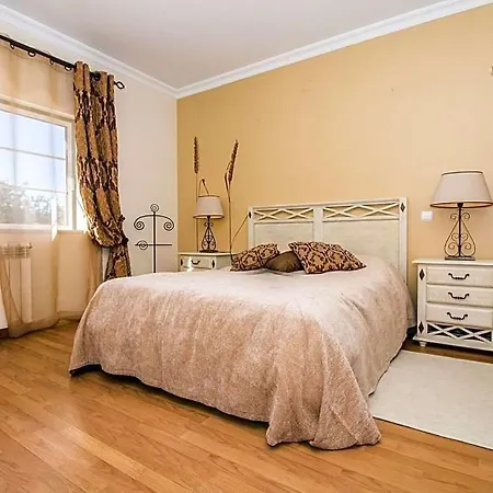 Marcos Mendes Sleeps 12 With Pool And Air Con