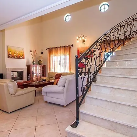 Marcos Mendes Sleeps 12 With Pool And Air Con
