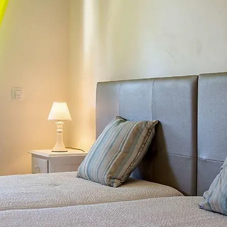 Marcos Mendes Sleeps 12 With Pool And Air Con *