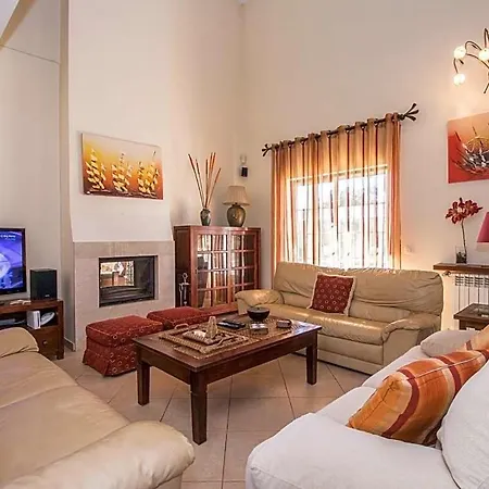 Marcos Mendes Sleeps 12 With Pool And Air Con
